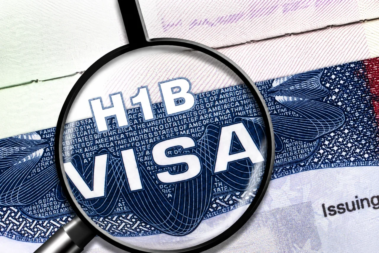 H-1B-L-1 વિઝા ધારકો સાવધાન! સપ્ટેમ્બરથી એક્સટેન્શન માટે ચૂકવવી પડી શકે છે વધારાની ફી 